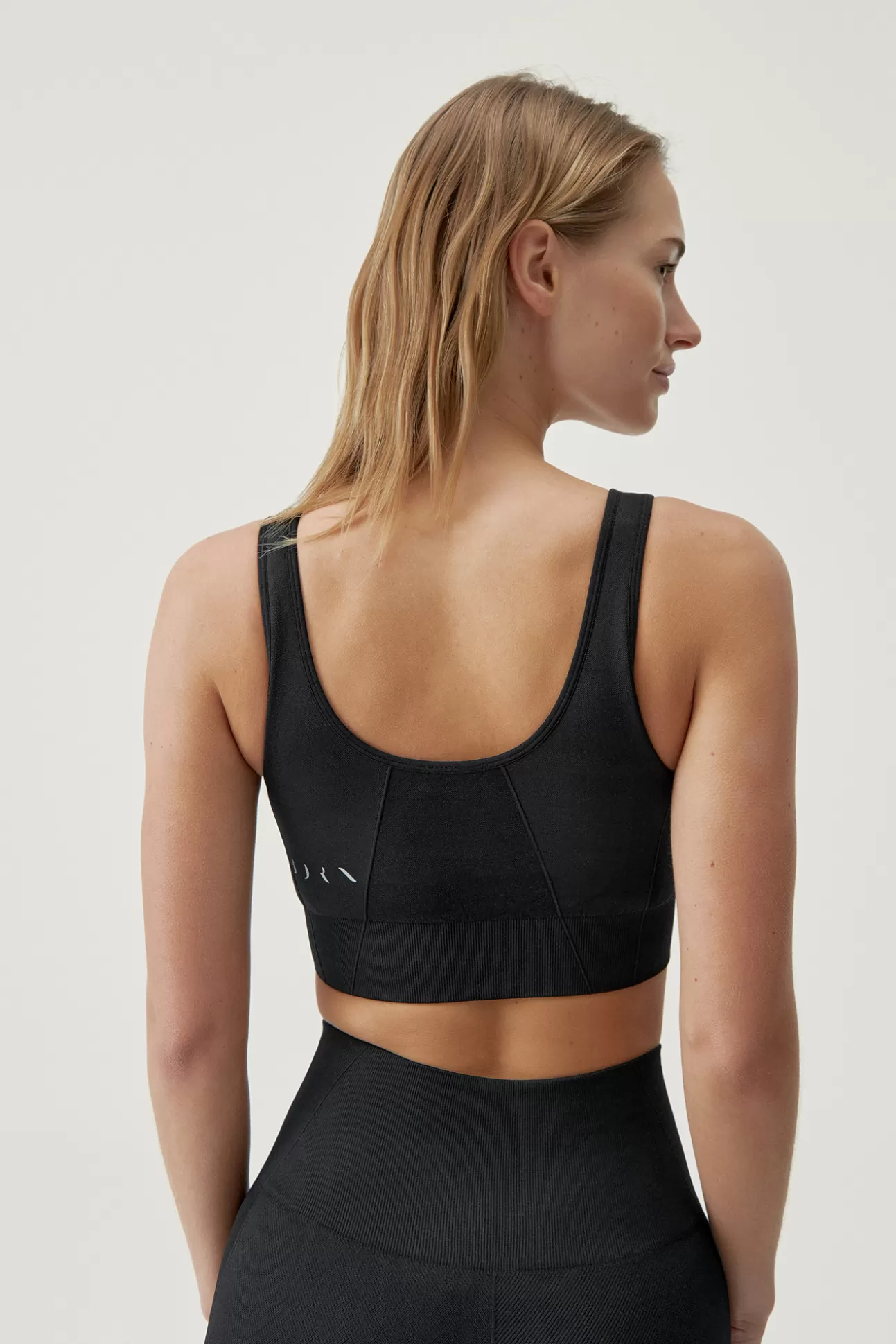 Flash Sale Top Akira Black Mujer Tops Deportivos